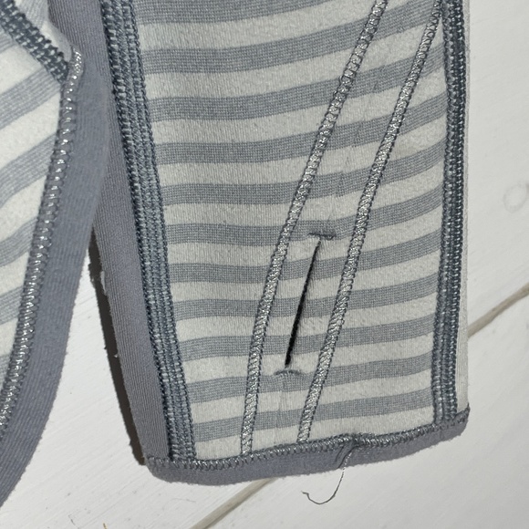 Unique Lululemon Reversible Long Sleeve Size 6 - Picture 4 of 4